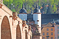Verbindet die Altstadt mit dem gegenüberliegenden Neckarufer: Die Alte Brücke in Heidelberg. Foto: wiki