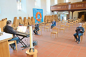 Eingeschränktes Chorgefühl: Maurice Croissant bei der Bassprobe in der Johanneskirche Pirmasens. Foto: Seebald