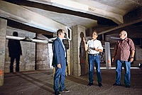 In den Katakomben (von links): Helmuth Morgenthaler, Pfarrer Klaus Eicher, Förderkreis-Geschäftsführer Manfred Storck. Foto: Kunz