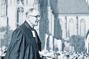 Als Prediger hat Martin Niemöller viele Zuhörer gepackt – hier auf dem Deutschen Evangelischen Kirchentag 1956 in Frankfurt. Fotos: epd/Hans Lachmann