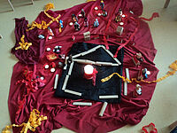 Pfingsten als Bodenbild mit Biegepüppchen...