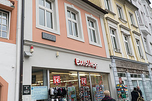 Das ehemalige Wohnhaus von Marx in Trier: Heute residiert dort ein Ein-Euro-Shop. Foto: M. Hoffmann
