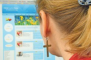 Christliche Singlebörse: Hier schaut sich eine Frau auf dem Internetportal „Christ sucht Christ“ nach einem Partner um. Foto: epd