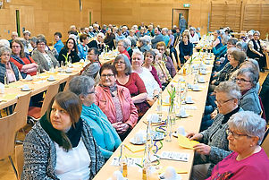 Helfen mit ihren Spenden diakonischen Projekten: Besucherinnen des Dekanatsfrauentags 2015 in Rammelsbach. Foto: Sayer