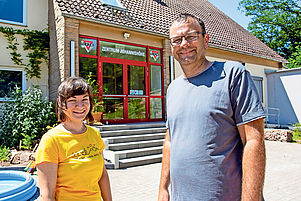 Vor der Geschäftsstelle in Otterberg (von links): CVJM-Landesjugendreferentin Marialuisa Predieri und Ronald Rosenthal. Foto: view