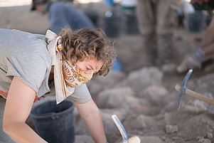 Gut gerüstet gegen den Staub auf dem Ausgrabungsgelände in Israel: Judith Damian aus Speyer. Fotos: Sitzmann/pv
