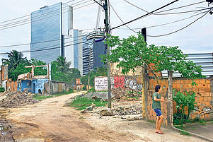 Favela Vila Autodromo in Rio kurz vor der Räumung: Gebäude im Hintergrund wurden für die Olympischen Spiele errichtet. Foto: epd