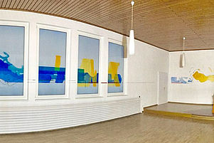 Blau und gelb als dominierende Farben: Die von Tobias Kammerer gestalteten Wände im Gemeindehaus Krickenbach. Foto: pv