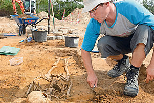 Viel Fingerspitzengefühl steckt in einer archäologischen Ausgrabung wie der auf dem Gelände des Speyerer Diakonissen-Stiftungskrankenhauses. Foto: Landry