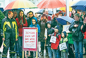 Rund 500 Beschäftigte und ihre Familien protestierten: Bei der Kundgebung sprach auch Pfarrer Tilo Brach (links). Foto: Steinmetz