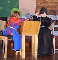 Marias Baby: Anouk und Erik aus Wörth spielen die Rollen von Maria und Josef.