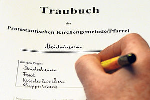 Anerkennung: Eine in der rheinischen Landeskirche vollzogene Trauung soll in die pfälzischen Kirchenbücher eingetragen werden. Foto: LM