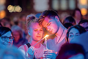 Kirchentag: Szene aus dem Zuspruch zur Nacht mit Nachtsegen und Kerzenmeer auf dem Friedensplatz in Dortmund. Foto: epd