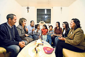 Freuen sich über das Urteil (von links): Ibrahim Shenouda, Ehepaar Danial sowie die restliche Familie Shenouda. Foto: Landry 