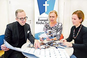 Planer: Pfarrerin Mechthild Werner (Mitte) mit der Journalistin Katja Edelmann und Pressesprecher Wolfgang Schumacher. Foto: Korovai