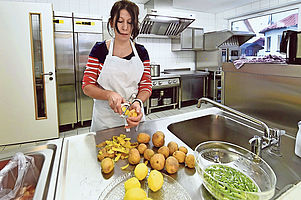Küche der Lambsheimer Kindertagesstätte: 70 Prozent der Kinder bekommen heute in einer Tagesstätte ihr Mittagessen. Foto: Bolte