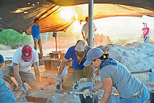 Mitallerlei Gerät haben sich in Israel junge Erwachsene - darunter drei Pfälzer Theologiestudenten - in die 3000 Jahre alte Geschichte des Bergs Tel Azekah hineingegraben. Foto: pv