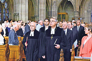 Beim Einzug in die Gedächtniskirche: Günter Geisthardt (links) neben Kirchenpräsident Schad. Fotos: Landry