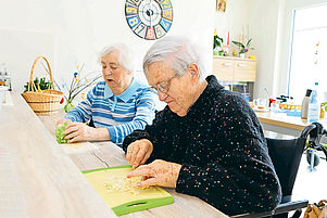 Selbstbestimmtes Leben im Alter: Mitglieder der Senioren-Wohngemeinschaft in Neuburg bereiten ihr Mittagessen vor. Foto: Iversen