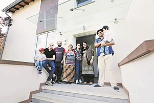 Neues Zuhause (von links): Fatos Zhujani, Familie Fadil und Misini Demir, Nafije Kalaja, Familie Shehzad und Fozia Khan. Foto: Landry