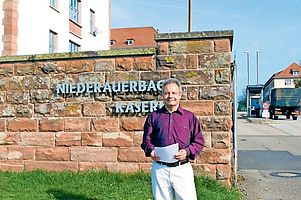 Krieg ist nie eine Lösung: Pfarrer Beck vor der Kaserne in Niederauerbach. Sein Vater war dort als Soldat stationiert. Foto: Steinmetz