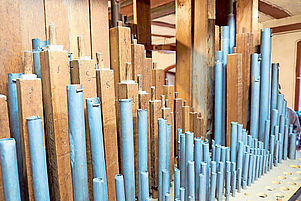 Blick in die „Eingeweide“ des Instruments: Pfeifen der Barockorgel in der Klingener Kirche kurz vor ihrem Abbau. Foto: pv