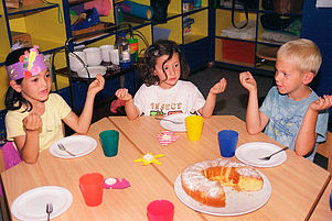 Religion in den Alltag und den Jahresablauf integrieren: Kinder beten vor dem Mittagessen in der Kindertagesstätte. Foto: epd