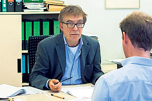 Dienstleister: Rainer Gros (links), der Leiter des Homburger Verwaltungsamts, im Gespräch mit Pfarrer Milan Unbehend. Foto: Steinmetz