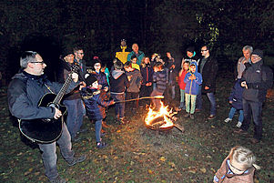 Ein Hauch von Abenteuer: Kinder und Väter beim Lagerfeuer im Pfarrgarten.	Foto: VAN
