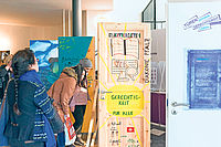 Gerechtigkeit für alle: Besucherinnen des Jahresempfangs betrachten die von Diakonie-Mitarbeitern gestalteten Türen. Foto: Kunz