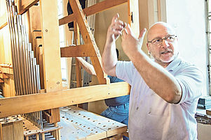 Erläutert die Demontage der Orgel: Orgelbauer Peter Ohlert. Foto: Hoffmann
