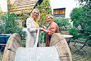An der Bibelrolle: Künstlerin Mielke (rechts) und Pfarrerin Werner. Foto: Iversen
