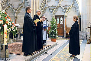Vertraut auf die Kraft des Gebets: Marianne Wagner (rechts) bei der Einführung als geistliche Oberkirchenrätin. Foto: Landry