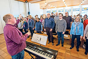 Singen macht ein gutes Gefühl: Kantor Tobias Markutzik bei der Probe des Projektchors in der Christuskirche in Otterbach. Foto: view