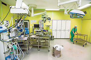 Außer Betrieb: Anästhesiepflegerin Michaela Jensen räumt medizinische Geräte im Operationssaal zusammen. Foto: Steinmetz