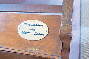 Reserviert: Präparandenbank in der protestantischen Kirche Queichheim. Foto: Jakobs