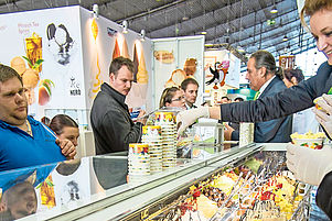Auf der Fachmesse für die Speiseeisherstellung „Gelatissimo“ in Stuttgart isst nicht nur das ­Auge mit. Besucherinnen und Besucher können die einfalls­reichen Eiskreationen ­natürlich auch selbst probieren. Foto: Gelatissimo