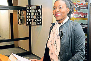 Tyfanie Nzila-Balley, eine Ludwigshafenerin mit kongolesischen Wurzeln, hat in Deutschland eine neue Heimat gefunden. Als Botschafterin der Landeskirche wirbt sie für die pfälzischen Kirchenwahlen – und erhebt ihre Stimme gegen Rassismus. Foto: Kunz