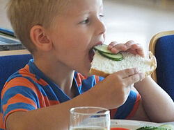 Fynn hat in der Regenbogenzeit Rockenhausen sein Brot selbst gebacken und belegt.