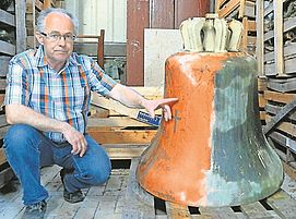 Erleichtert: Otto Fürst mit einer der beiden wiedergefundenen Bronzeglocken. Foto: LM