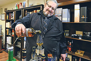 Regelmäßig veranstaltet der Speyerer Whisky-Experte Harry Hammelmann Whisky-Seminare und auch Reisen nach Schottland. Foto: Landry