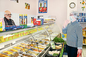 Beim Einkauf im Gemüseladen von Mustafa Sen: Pfarrerin Martina Kompa hat ihre Stoffmaske aufgesetzt. Foto: Korovai