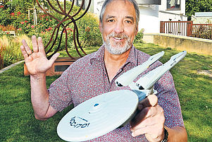 Fan der Serie "Star Trek": Pfarrer Detlev Besier mit einem Modell des Raumschiffs „Enterprise“ vor der Synagoge in Speyer. Foto: Landry