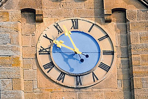 Uhrturm ohne nächtlichen Stundenschlag: In Erpolzheim schweigen die Glocken seit eineinhalb Jahren von 22 bis 6 Uhr. Foto: Franck