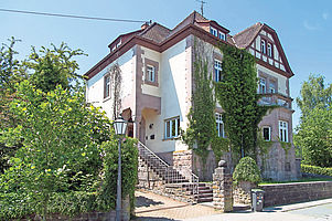 In ihr sind Pfarrerwohnung und Verwaltungsamt untergebracht: Die Villa in der Kuseler Luitpoldstraße 3. Foto: Hoffmann