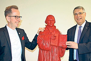 Luthers Ideen im Mittelpunkt: Kirchenpräsident Christian Schad (rechts) und Reformationsbeauftragter Wolfgang Schumacher. Foto: lk