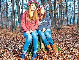 Die Konfirmandinnen Mira und Jana aus Kaiserslautern-Erzhütten haben sich zum Thema „Leben in der Natur“ in Szene gesetzt. Foto: Brenner