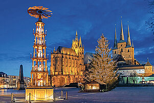 Menschenleer: Weihnachtspyramide auf dem Domplatz in Erfurt. Foto: action press