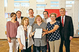 Preisträger: Die Mitarbeiter des Gemeindebriefs „Die Brücke“ (rechts) zusammen mit Christian Schad und Hartmut Metzger. Foto: view
