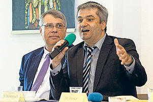 Nahe beieinander: Ökumenereferent Stubenrauch (rechts) und Kirchenpräsident Schad während des Podiumgesprächs. Foto: Landry